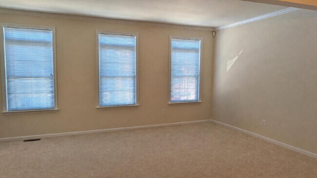 Building Photo - Spacious townhome