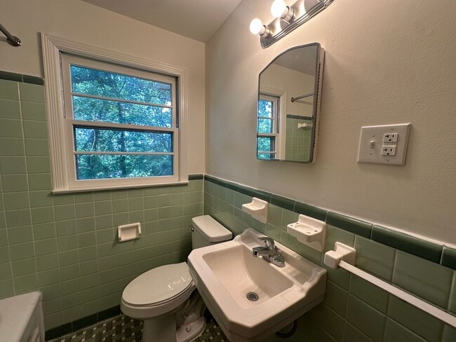 Building Photo - 1604 McCall Dr