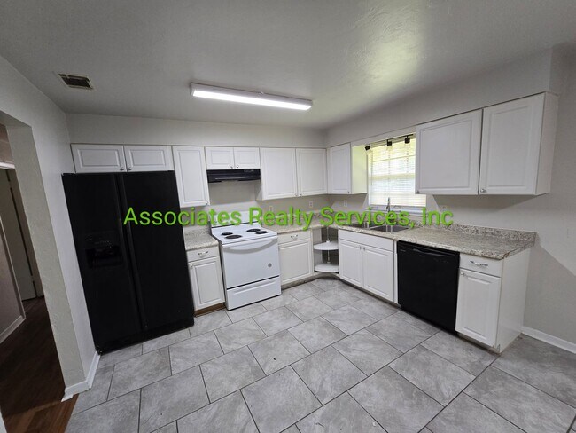 Building Photo - 3BR/2BA "Home in Lake Ridge" – Corner Lot ...