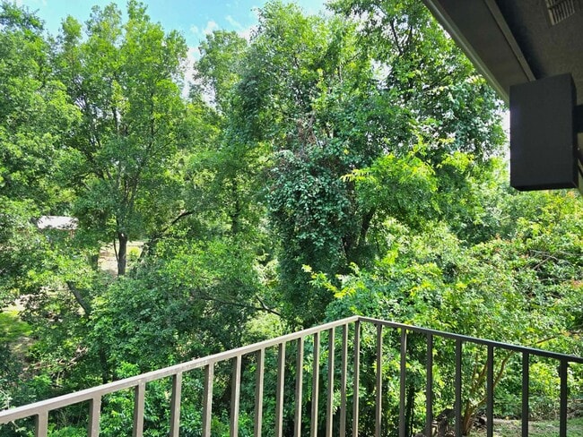 Building Photo - Move In Special $500.00 Security Deposit