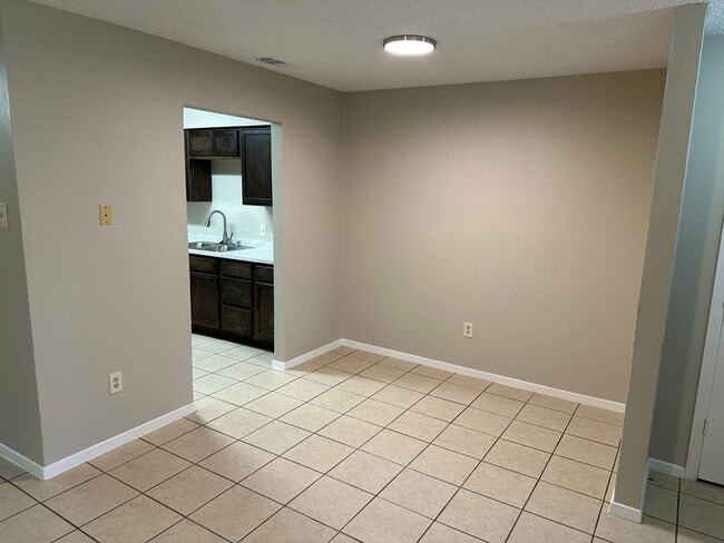 Building Photo - REFRESHED HALF DUPLEX IN IRVING!!