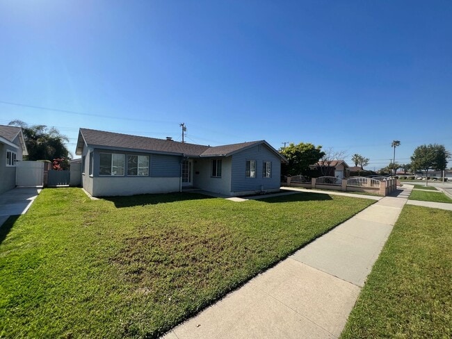 Building Photo - 3 Bed 2 Bath Home!