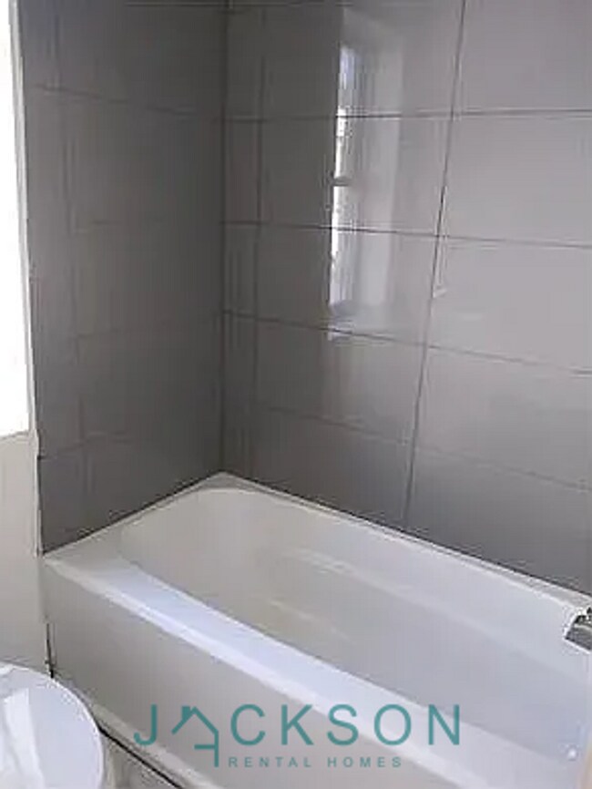 Building Photo - Cozy 2BR Home in Allegheny West