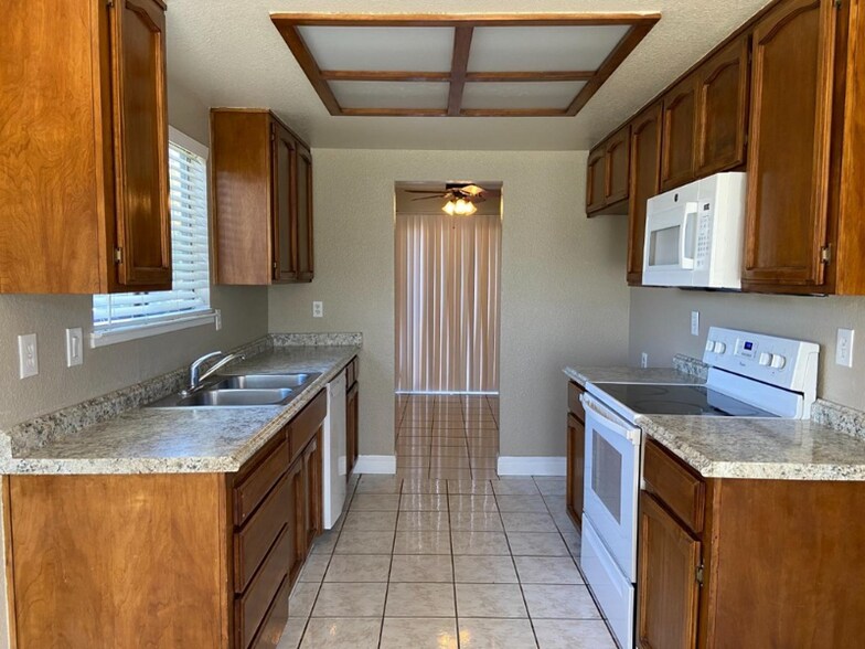 Building Photo - 700 Lacross Ct