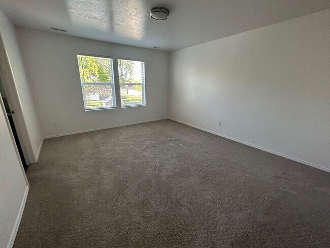 Building Photo - 3 Bedroom plus Loft For Rent! Victory Sout...