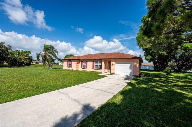 Building Photo - 2175 SE Heathwood Cir