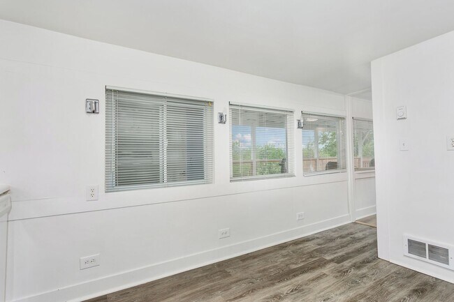 Building Photo - 2BR Upstairs Unit with Mountain Views & Private Yard – Tacoma Living at Its Best