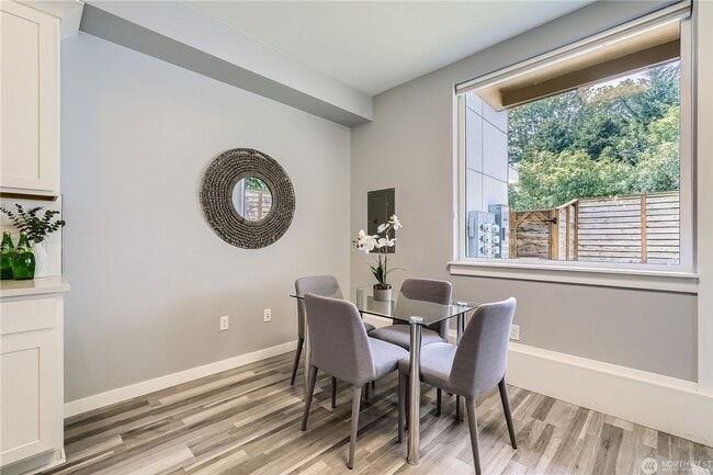Building Photo - Spacious end-unit 3 bed townhome near Seat...