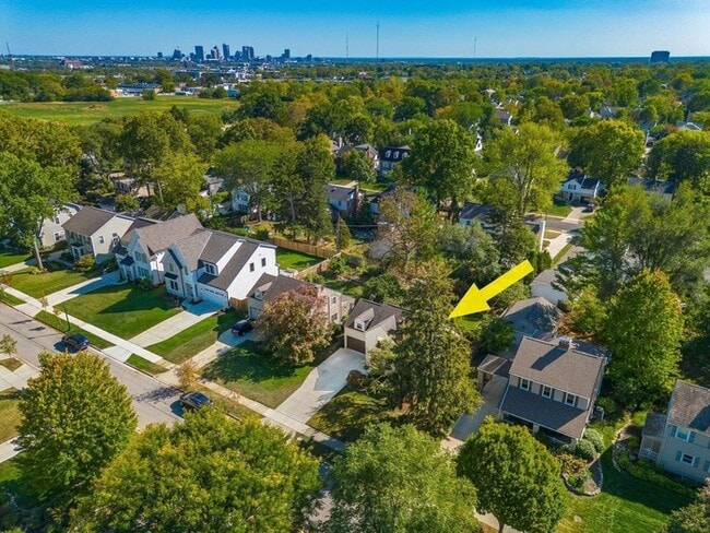 Building Photo - Spacious 4BR Home with Finished Lower Level & Fenced Yard in Upper Arlington