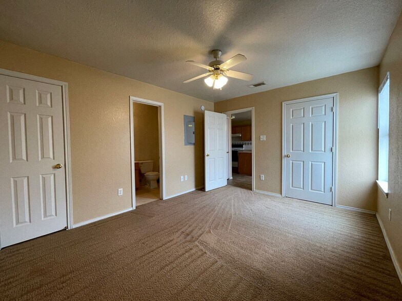 Building Photo - 3203 Toledo Dr