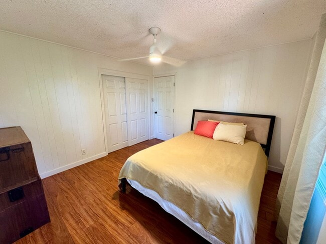 Building Photo - Optimal Location in the Heart of Paia Town...