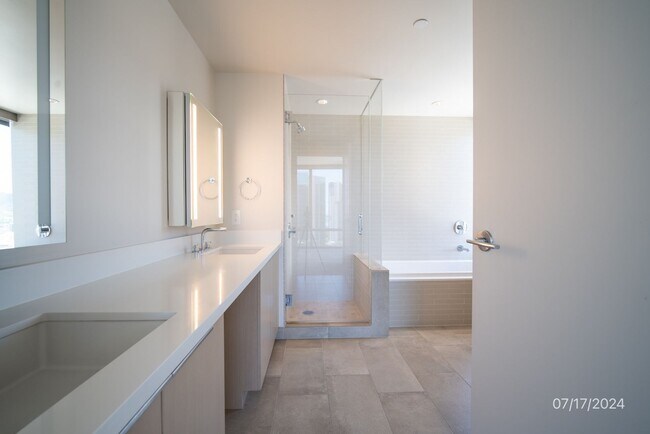 Building Photo - Resort-Like 2BR/2BR/2PKG in AE'O, Kakaako!