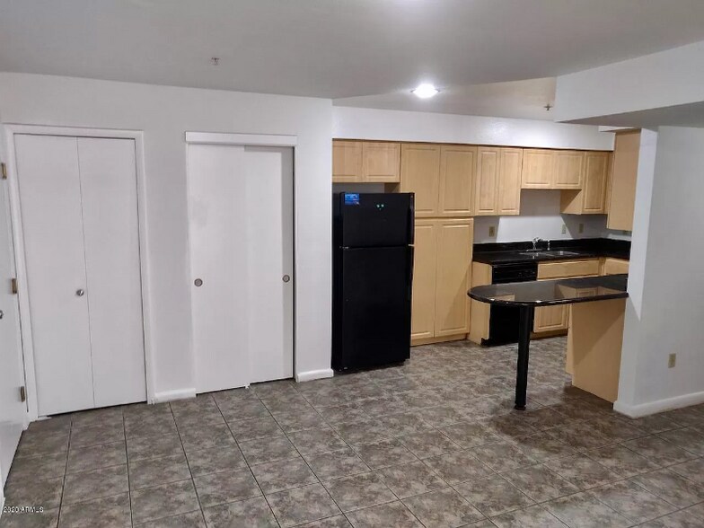 Building Photo - 1005 E 8th St