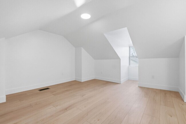 Building Photo - Brand New 3 bed, 2 bath Remodel located in the South Side Flats