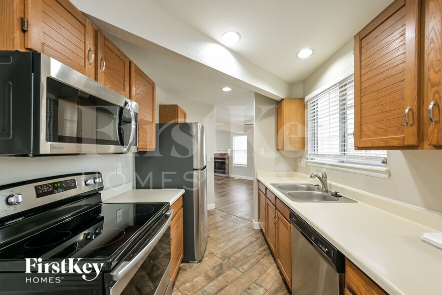 Building Photo - 4950 N Foxtail Dr