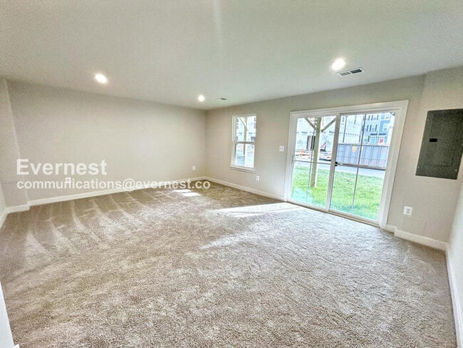 Building Photo - PROMO: Get $500 Off First Full Month’s Rent!/3 Bed/2.5 Bath Townhome with Garage / Available Now!