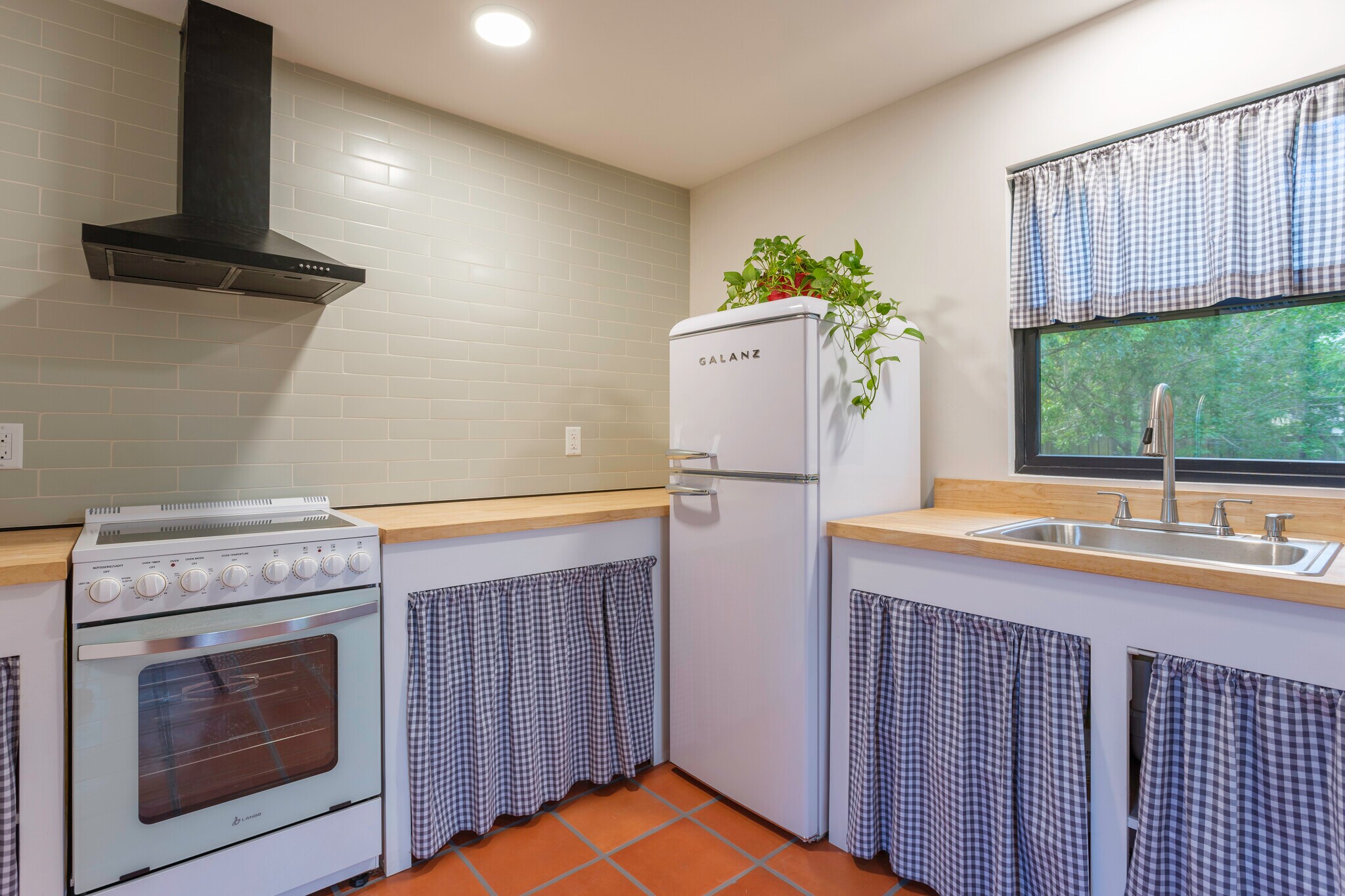 Kitchen - 10 Linden Dr