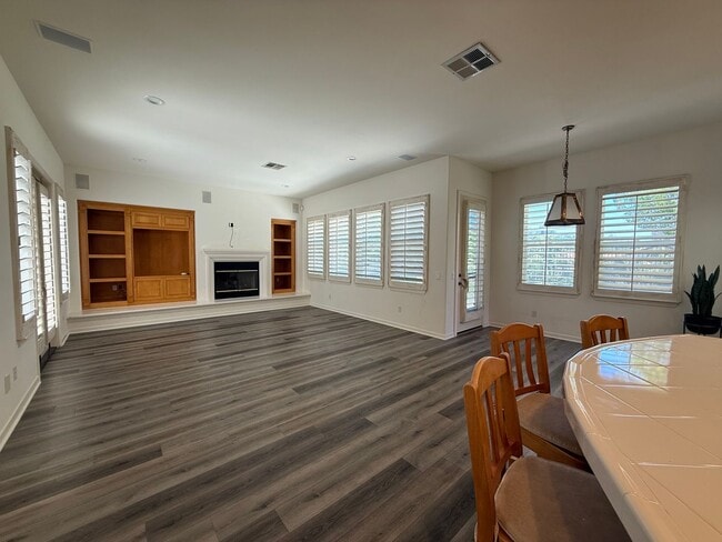Building Photo - 4 bed, 3 1/2 bath beautiful home Wood Ranc...