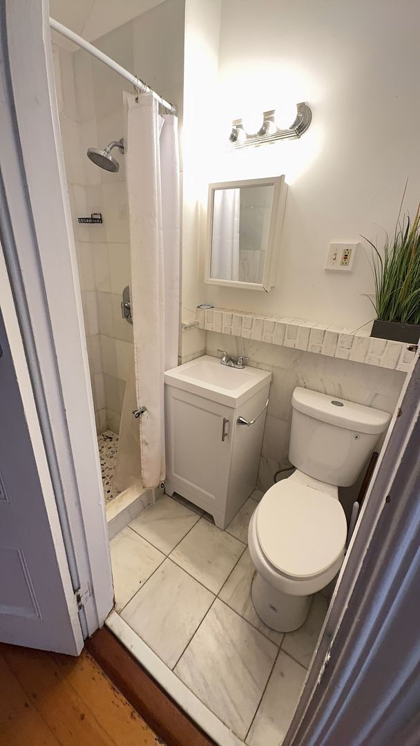 Building Photo - 3 Level Brownstone on Charming Street