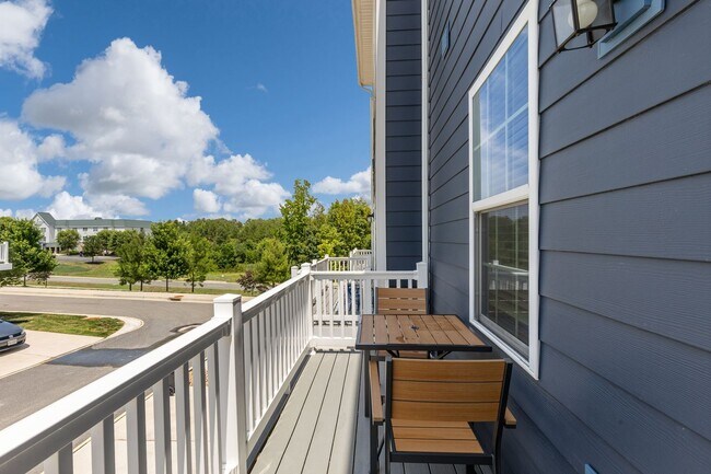 Building Photo - Luxurious three-story townhome with owner's suite and high-end finishes