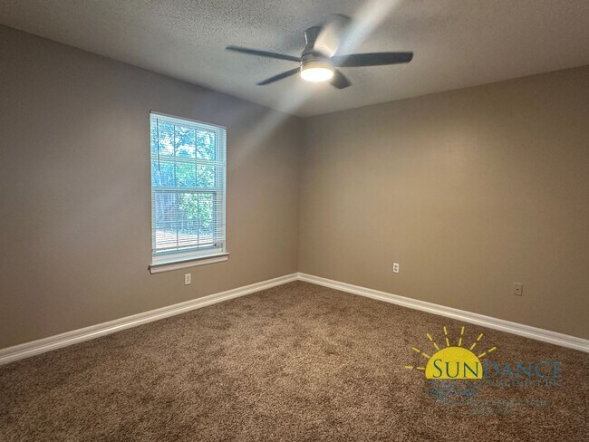 Building Photo - Charming 3-Bedroom Home in Prime Navarre L...