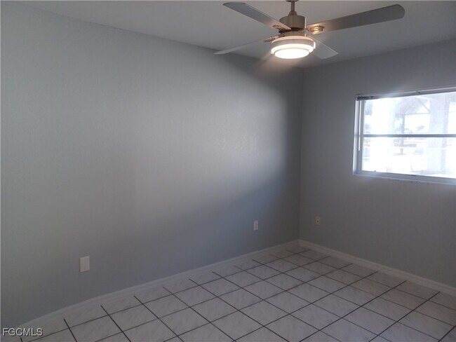 Building Photo - 4416 SW 24th Ave