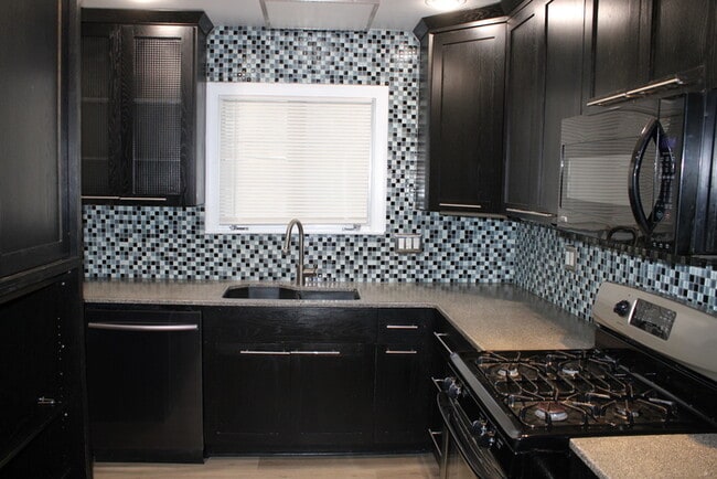 Building Photo - MOVE IN SPECIAL! - Spacious 4 bedroom and 2 bath with a very beautiful sun room in Kansas City MO