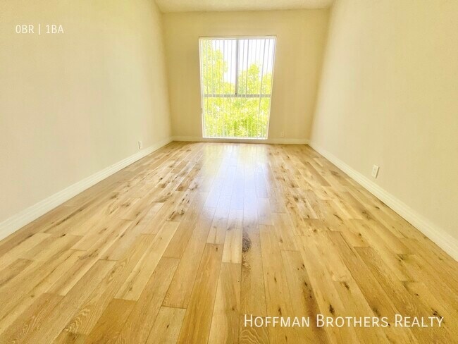 Building Photo - 957 S Gramercy Pl