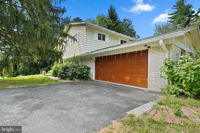 Building Photo - 5400 Woodlyn Ct