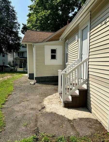Building Photo - 358 Champlain St
