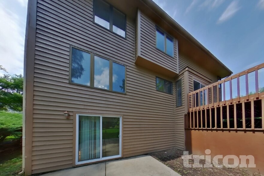 Building Photo - 5004 Lake Dawnwood Dr