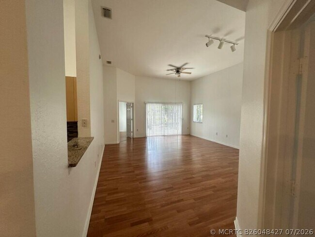 Building Photo - 220 Crestwood Cir
