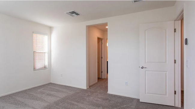 Building Photo - Beautiful 4 bedroom 2.5 bath home