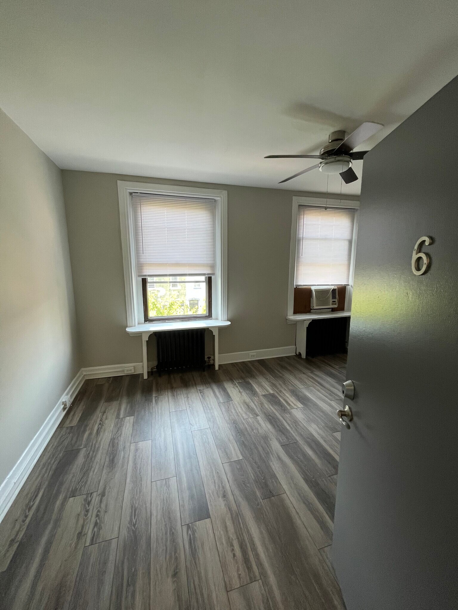 Building Photo - 221 S 41st St