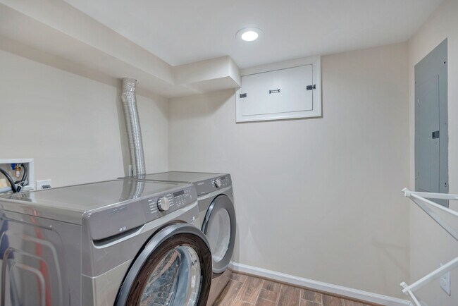 Building Photo - 3428 Dix St NE