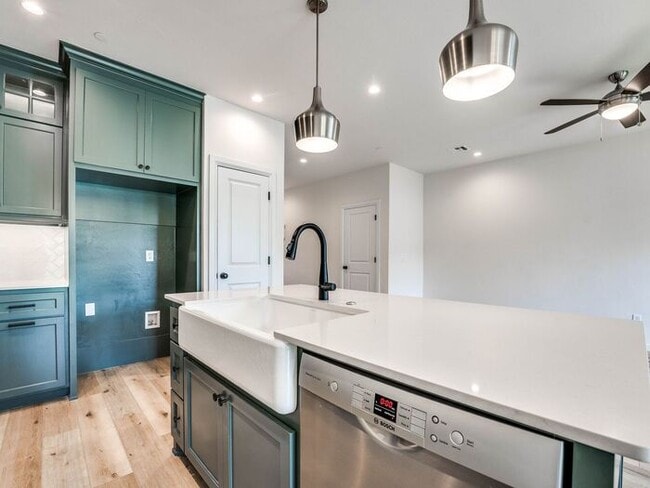 Building Photo - Luxury, Zero Maintenance Living Townhome