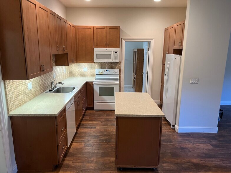 Building Photo - 10653 Douglas Ln