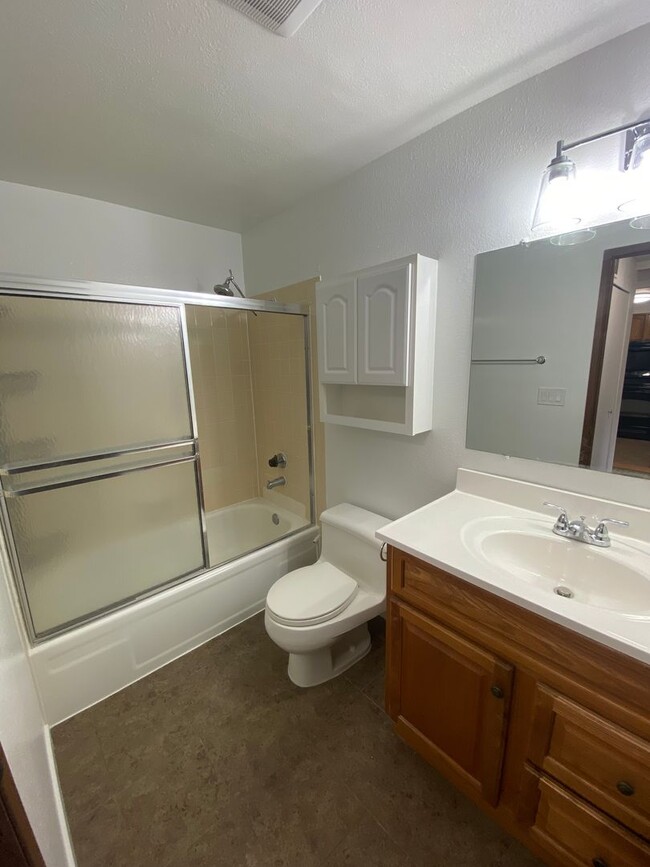 Building Photo - Well maintained (1) bedroom, (1) bathroom ...