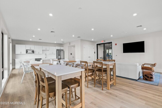 Building Photo - 218 3rd Ave