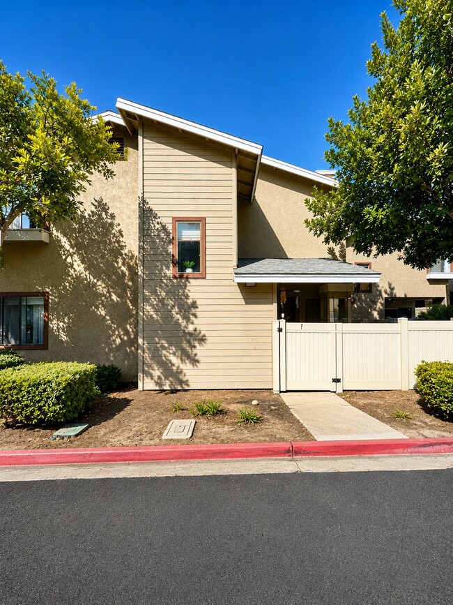 Building Photo - 580 Portsmouth Dr