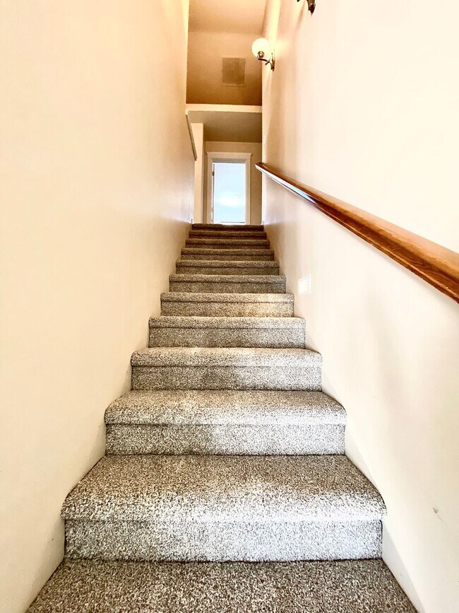 Building Photo - 3 Bedroom 2.5 Bath, 3 Car Garage w/Gorgeous Exterior