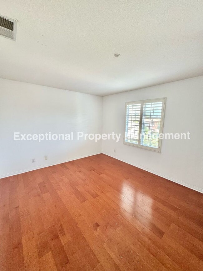 Building Photo - Ready to move in 4 bedroom 4 bath home!