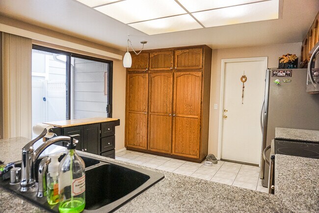Building Photo - Beautiful 3 bed 2.5 bath Townhome in Orange
