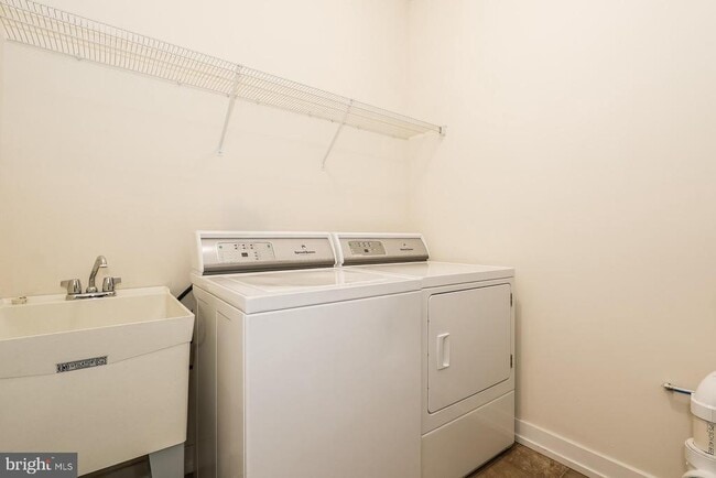 Building Photo - 113 Royal Mews