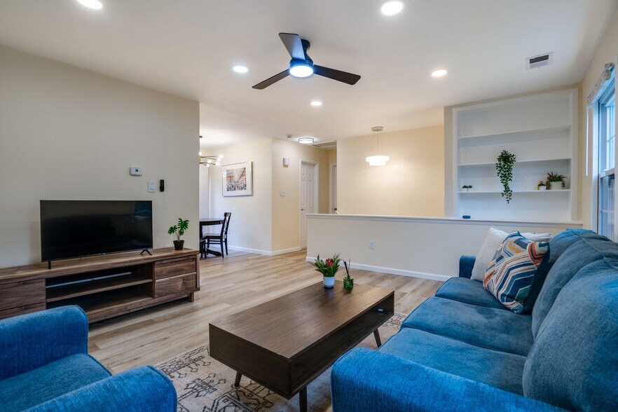 Building Photo - 14220 Fallbrook Ln