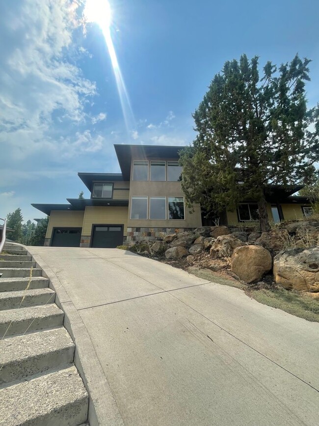 Building Photo - Gorgeous 4 Bedroom Home on Awbrey Butte!