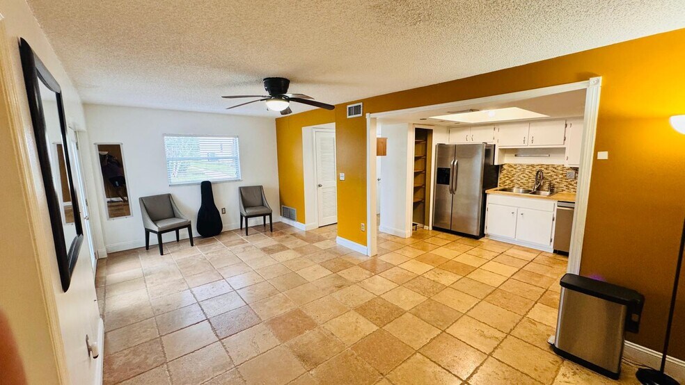 Building Photo - 600 Waverly Ln