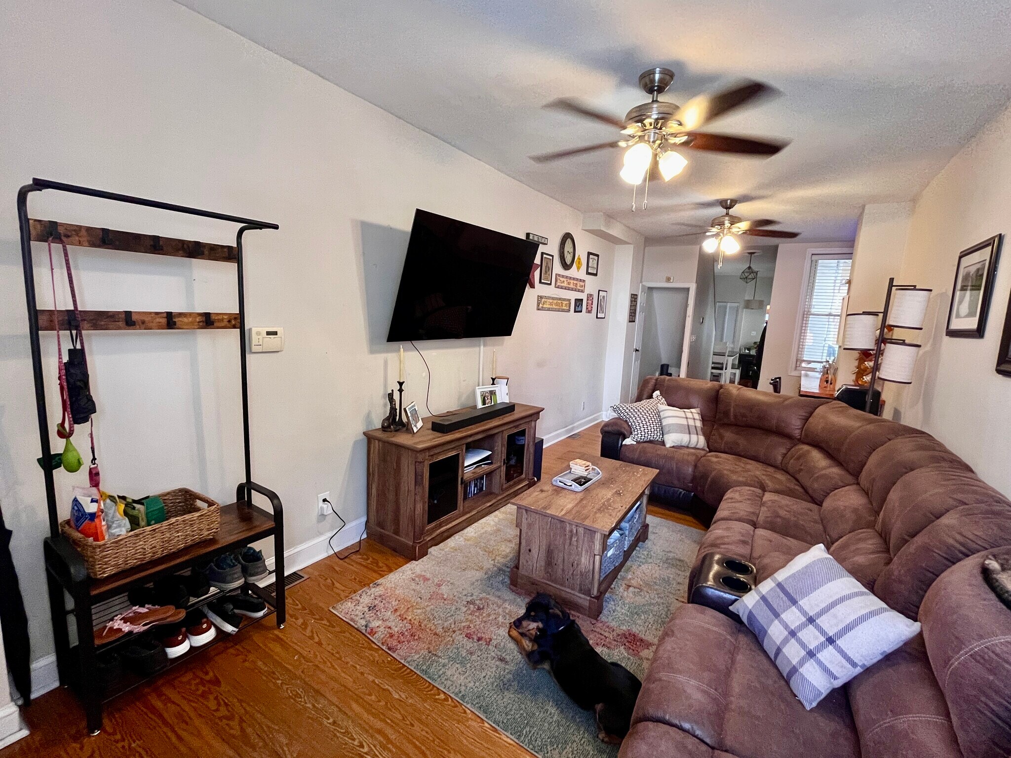 Living room - 924 S Ellwood Ave