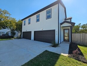 Building Photo - Ready for immediate move in!
