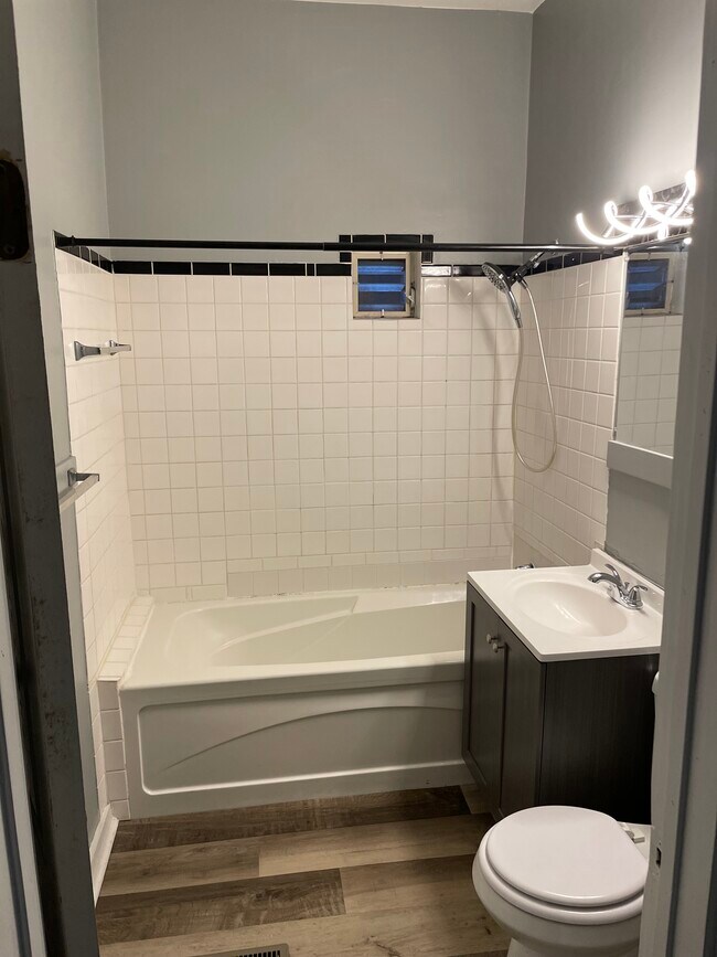 Building Photo - 107 W 118th St